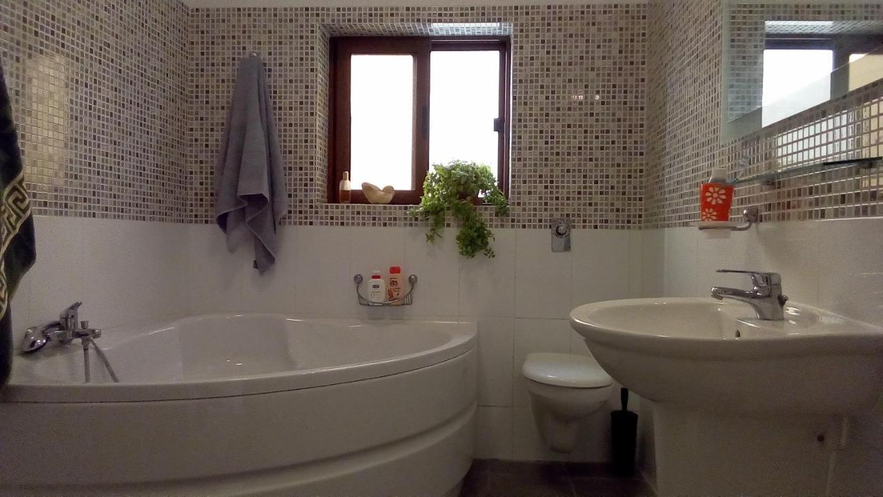 Rubis Apartment Victoria Bagian luar foto