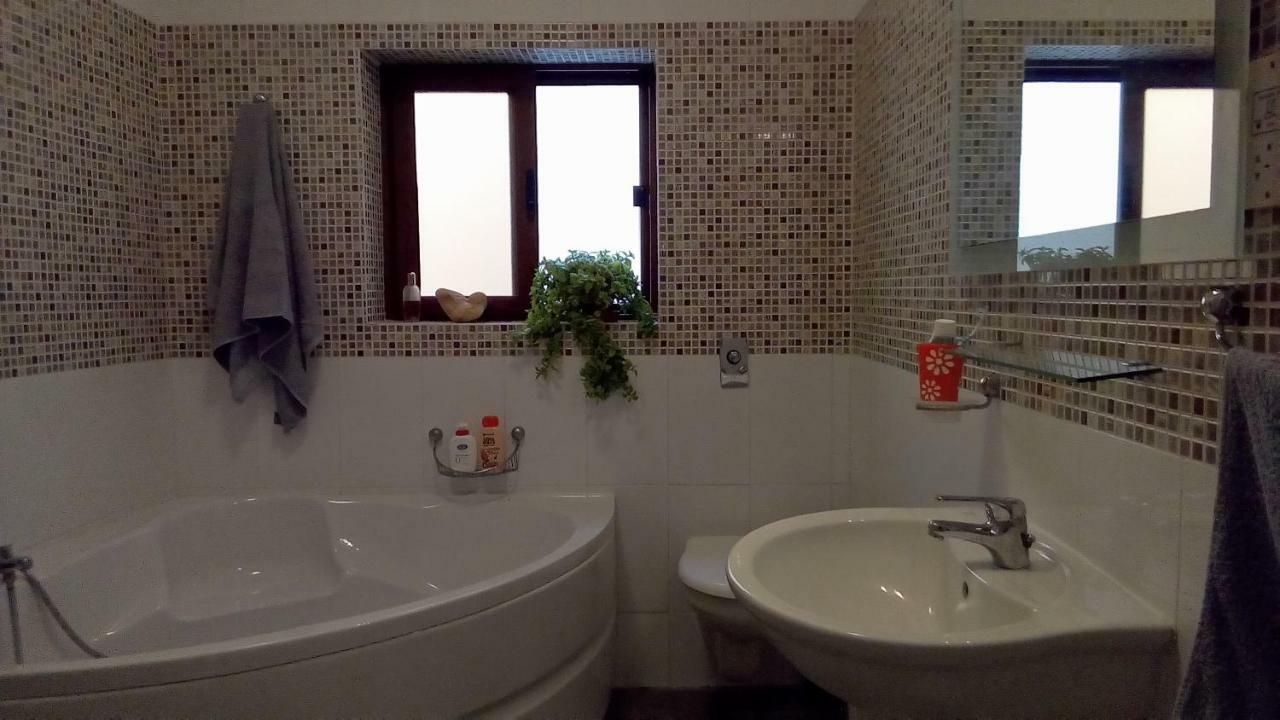 Rubis Apartment Victoria Bagian luar foto
